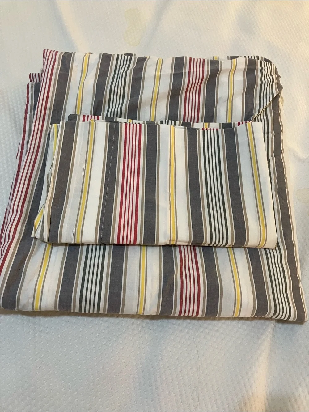 IKEA Akerfraken FULL Duvet Cover and pillowcases in White, Gray, Red, and Yellow